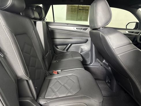 Used 2024 Volkswagen Atlas Cross Sport SE w/ Panoramic Sunroof Package FWD image 27