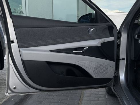 Used 2023 Hyundai Elantra Limited image 11