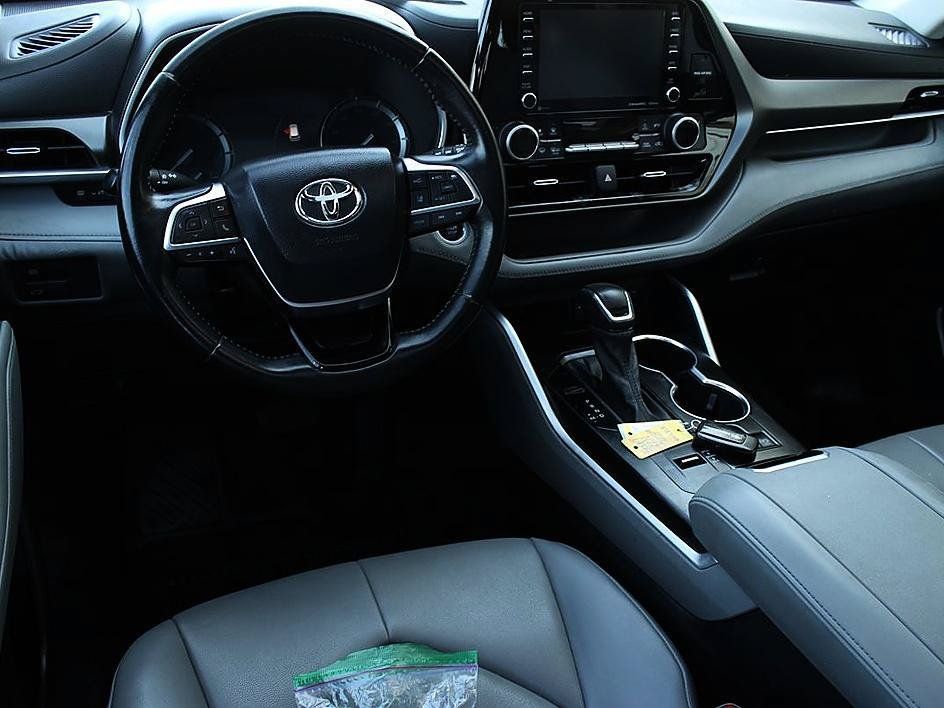 Used 2021 Toyota Highlander XLE FWD image 9