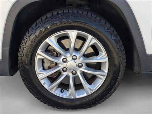 Used 2019 Jeep Cherokee Latitude w/ Popular Appearance Group image 23