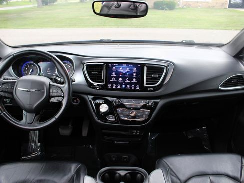 Used 2018 Chrysler Pacifica Touring-L Plus w/ S Appearance Package FWD image 29