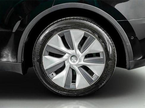 Used 2022 Tesla Model Y Long Range image 10