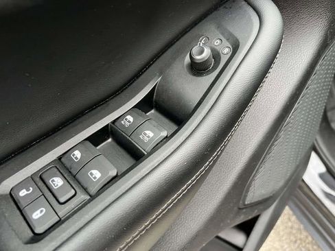 Used 2023 Jeep Grand Cherokee L Laredo image 12