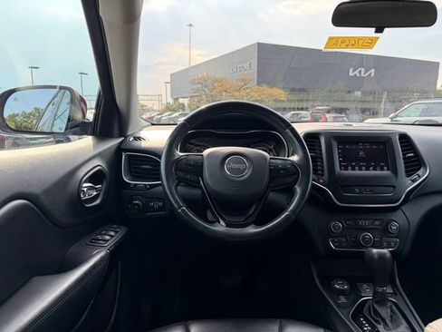 Used 2019 Jeep Cherokee Latitude Plus AWD/4WD image 5
