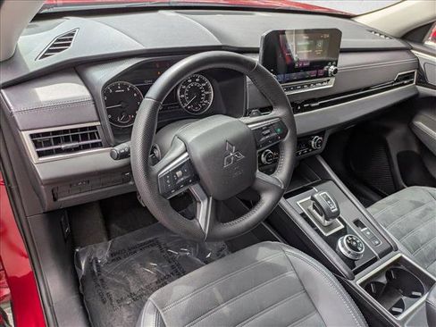 Used 2024 Mitsubishi Outlander SE image 9