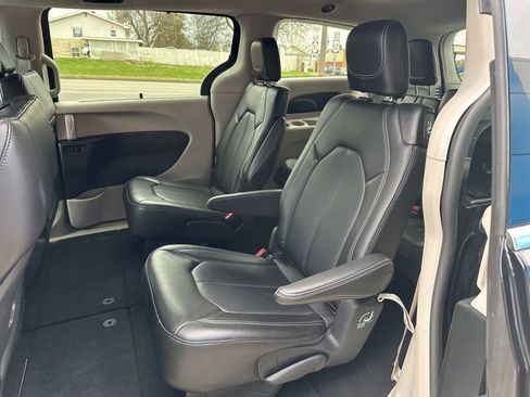 Used 2024 Chrysler Pacifica Touring-L AWD/4WD image 13