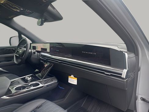 New 2026 Cadillac Escalade IQ Luxury 1 w/ LPO, Floor Liner Package AWD/4WD image 15