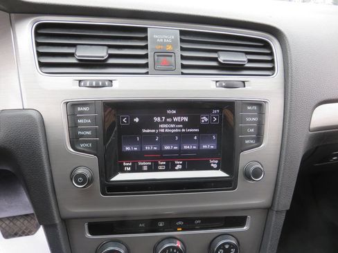 Used 2015 Volkswagen Golf S image 17