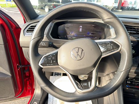Used 2024 Volkswagen Tiguan SE R-Line image 12