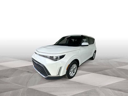Used 2025 Kia Soul LX w/ LX Technology Package FWD image 4