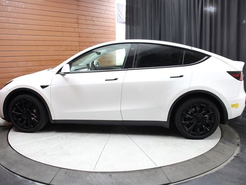 Used 2022 Tesla Model Y Long Range image 11