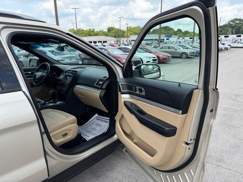 Used 2017 Ford Explorer XLT FWD image 9