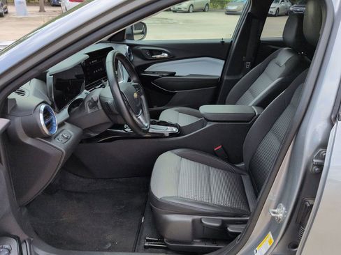 Used 2024 Chevrolet Trax LT w/ Driver Confidence Package FWD image 19