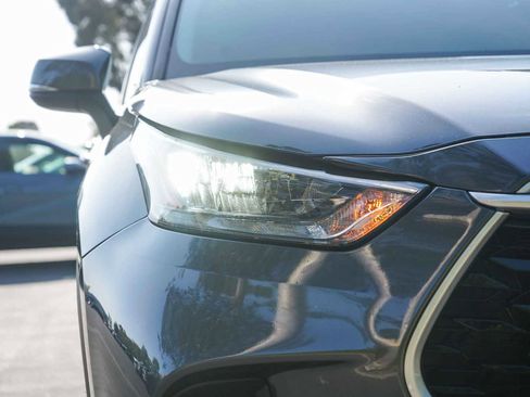 Used 2020 Toyota Highlander L AWD/4WD image 10