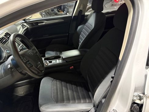 Used 2019 Ford Fusion SE image 8