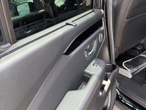 Used 2025 Honda Pilot TrailSport image 9