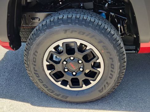Used 2025 Toyota Tacoma TRD Off-Road image 12