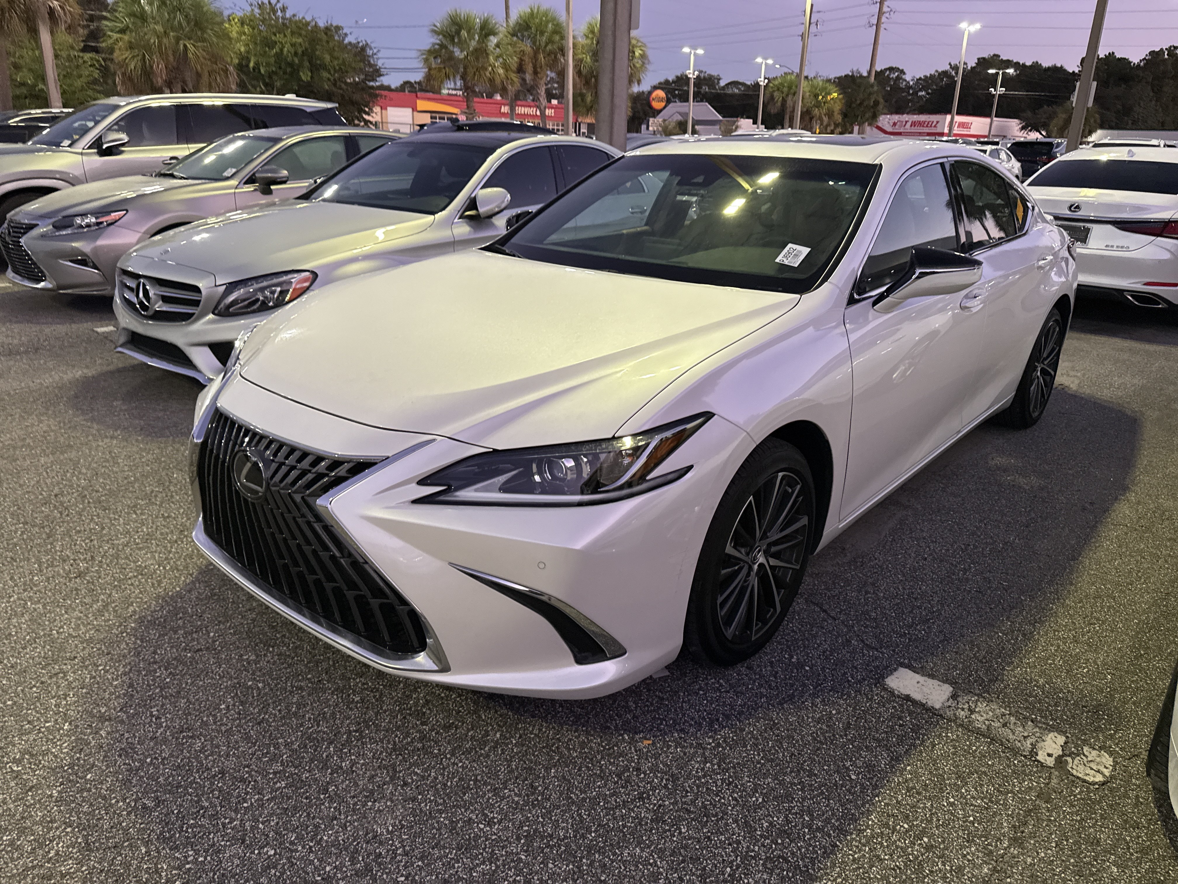 Used 2024 Lexus ES 300h w/ Premium Package FWD image 2
