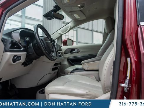 Used 2021 Chrysler Pacifica Touring-L FWD image 3