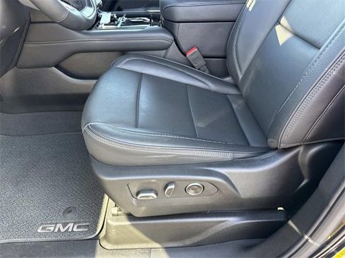 Used 2025 GMC Yukon Denali w/ Sun & Power Step Package image 11