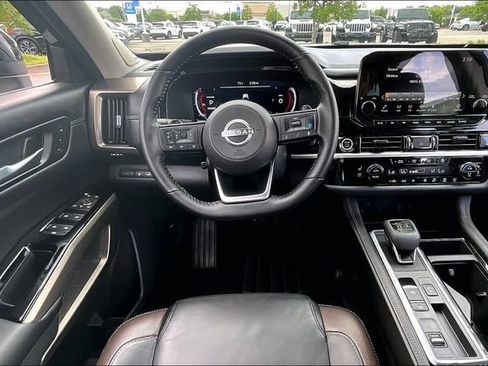 Certified 2024 Nissan Pathfinder Platinum FWD image 8