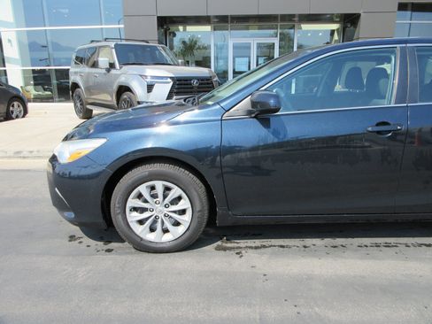 Used 2015 Toyota Camry LE FWD image 2