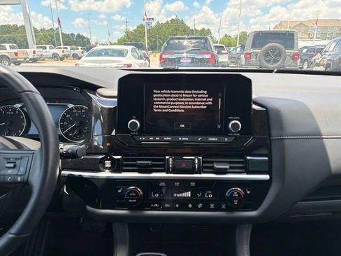 Used 2025 Nissan Pathfinder SV FWD image 10