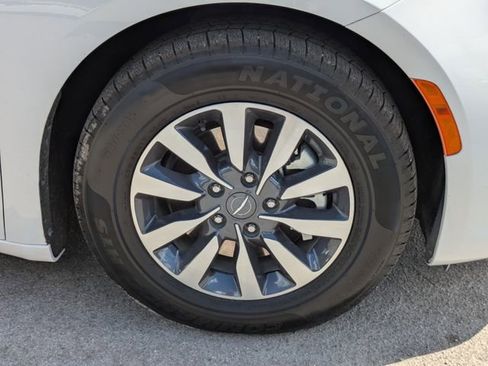 Used 2023 Chrysler Pacifica Touring-L FWD image 11
