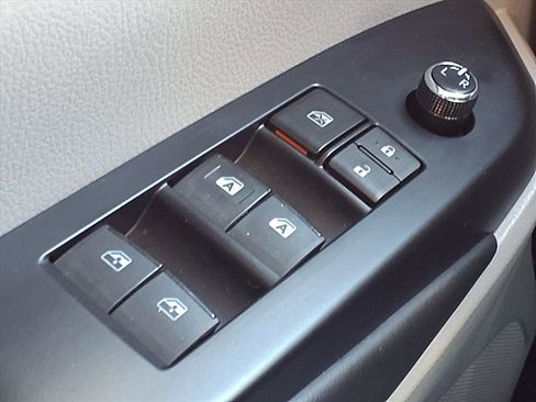 Used 2019 Toyota Highlander XLE image 11