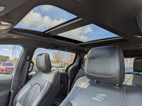 Used 2025 Chrysler Pacifica Limited image 16