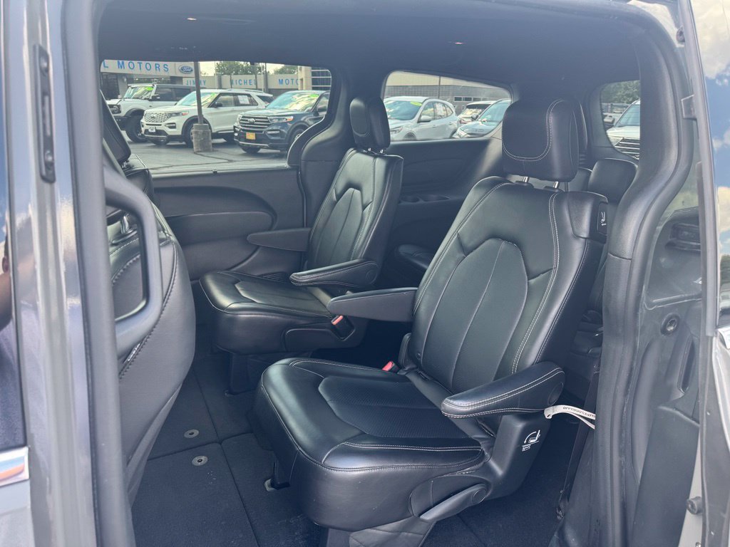 Used 2025 Chrysler Pacifica Select FWD image 19