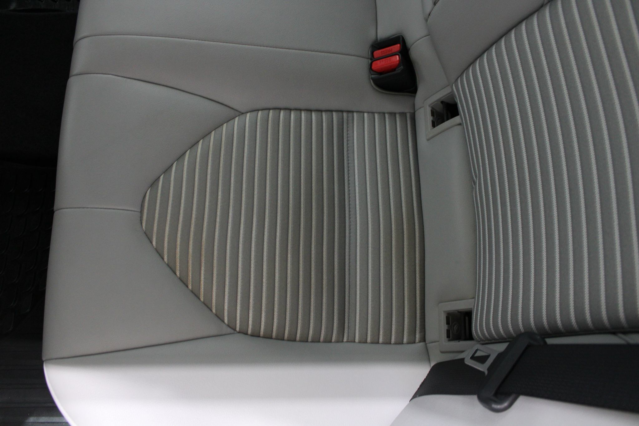 Used 2018 Toyota Camry SE FWD image 17