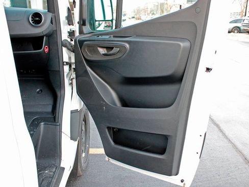 Used 2025 Mercedes-Benz Sprinter 2500 image 19