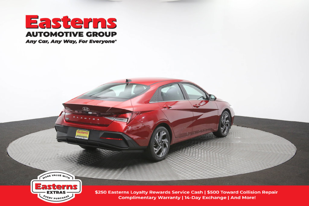Used 2025 Hyundai Elantra SEL FWD image 43
