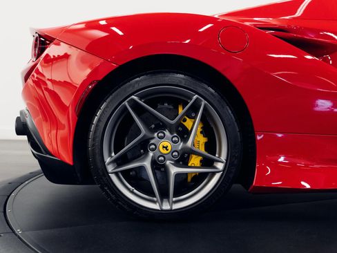 Used 2021 Ferrari F8 Spider image 19