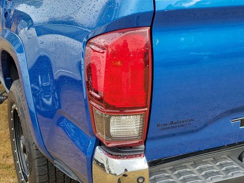 Used 2018 Toyota Tacoma SR5 image 18