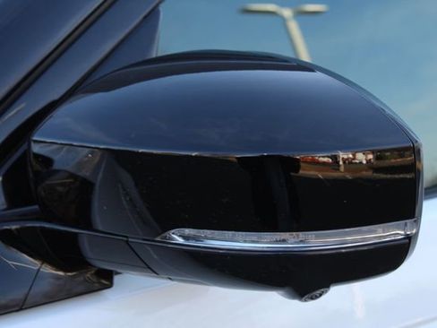 Used 2025 Land Rover Discovery Dynamic SE image 12