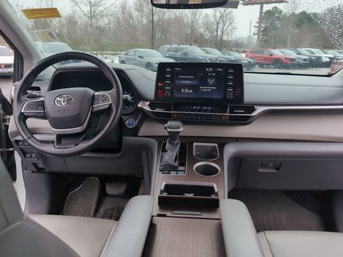 Used 2021 Toyota Sienna XLE image 16