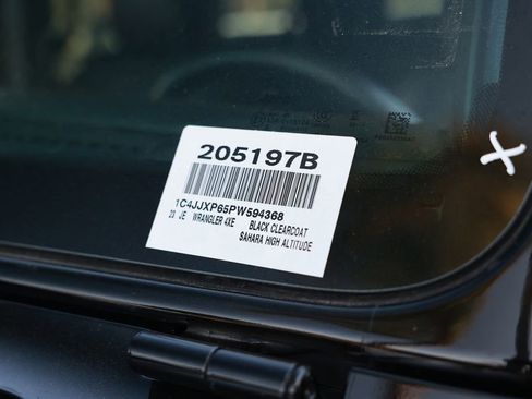 Used 2023 Jeep Wrangler Unlimited Sahara AWD/4WD image 45