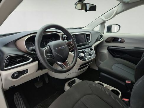 Used 2020 Chrysler Voyager L FWD image 9