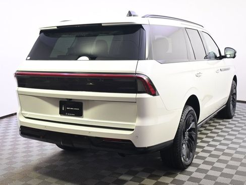 New 2026 Lincoln Navigator Reserve w/ Jet Appearance Package AWD/4WD image 6