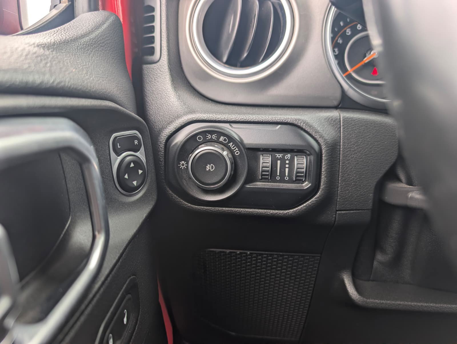 Used 2020 Jeep Wrangler Unlimited Sahara AWD/4WD image 24