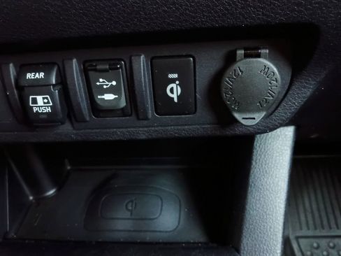 Used 2018 Toyota Tacoma TRD Sport AWD/4WD image 6