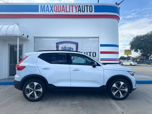 Used 2024 Volvo XC40 B5 Plus w/ Protection Package Premier image 22