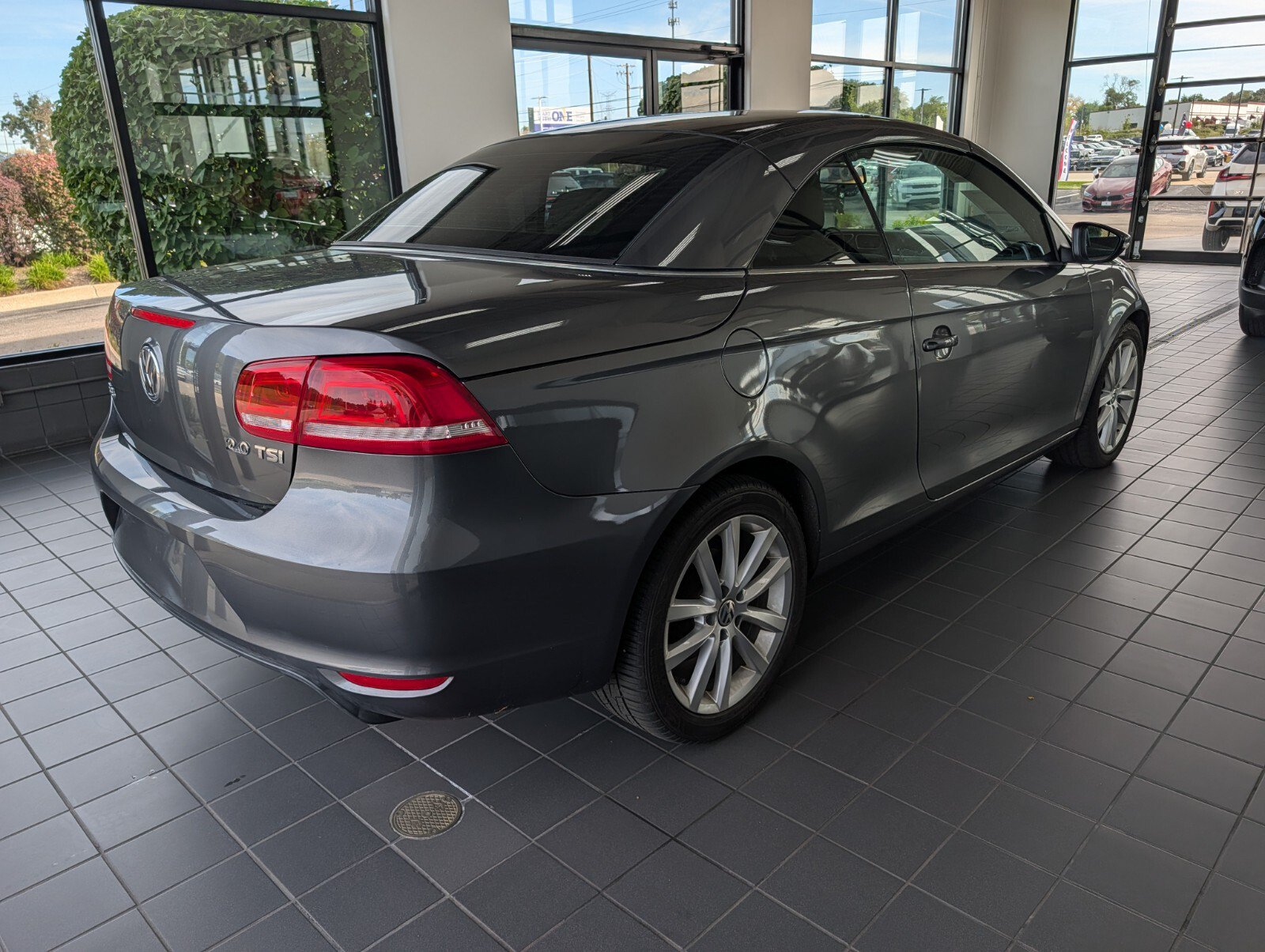 Used 2013 Volkswagen Eos Komfort FWD image 2