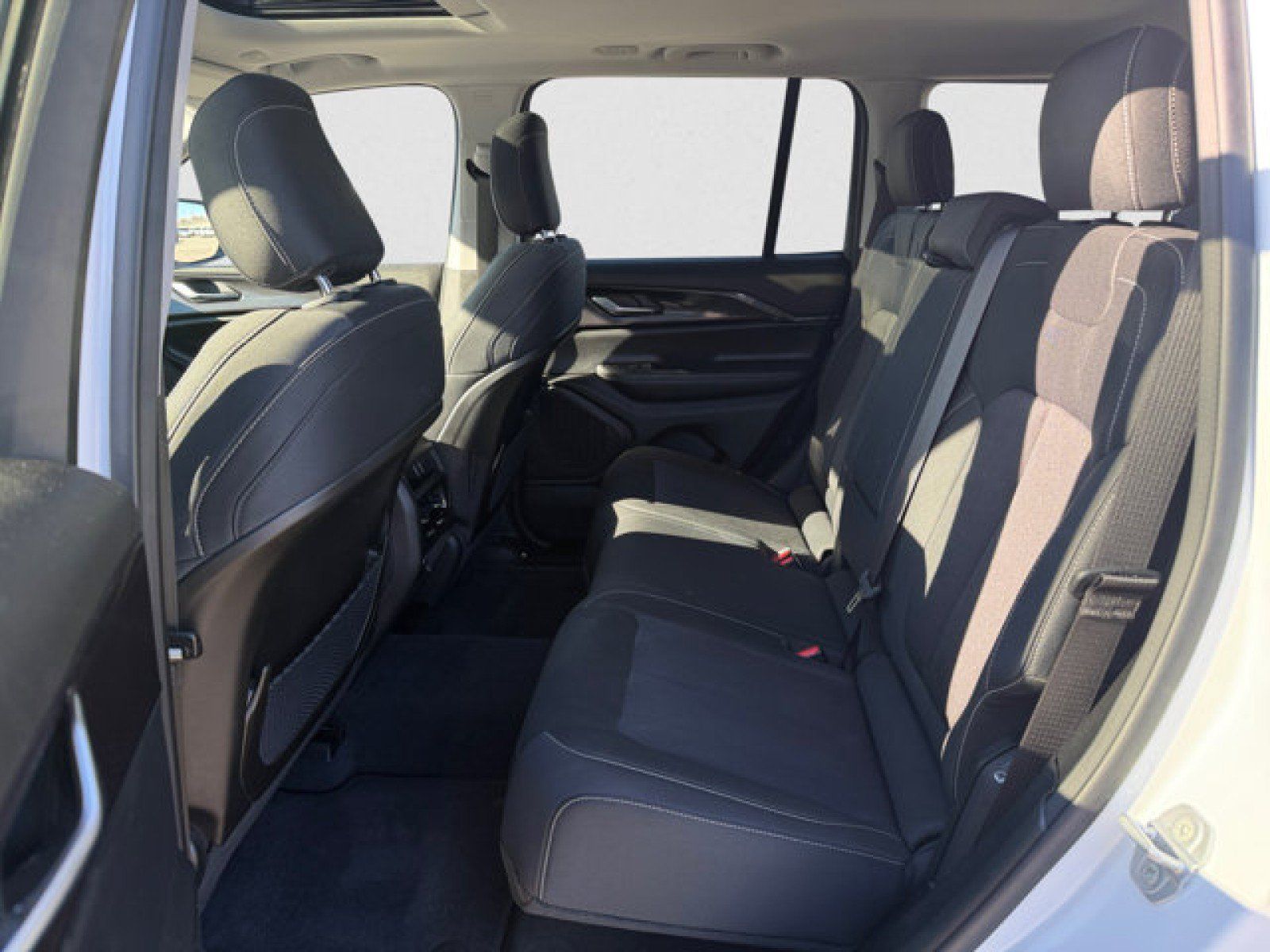 Used 2023 Jeep Grand Cherokee Laredo w/ Luxury Tech Group I RWD image 17