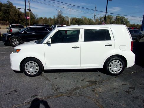 Used 2015 Scion xB 5-Door Wagon 5-Spd MT image 2