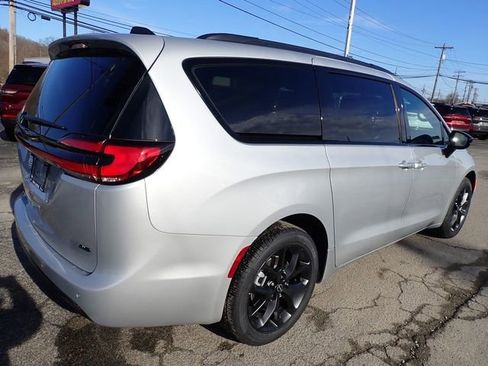 New 2026 Chrysler Pacifica Select w/ S Appearance Package image 7