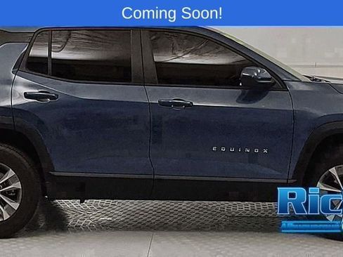 Used 2025 Chevrolet Equinox LT FWD image 2
