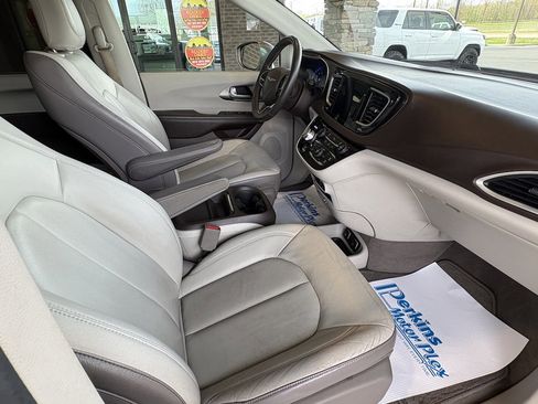 Used 2017 Chrysler Pacifica Touring-L w/ Tire & Wheel Group image 27